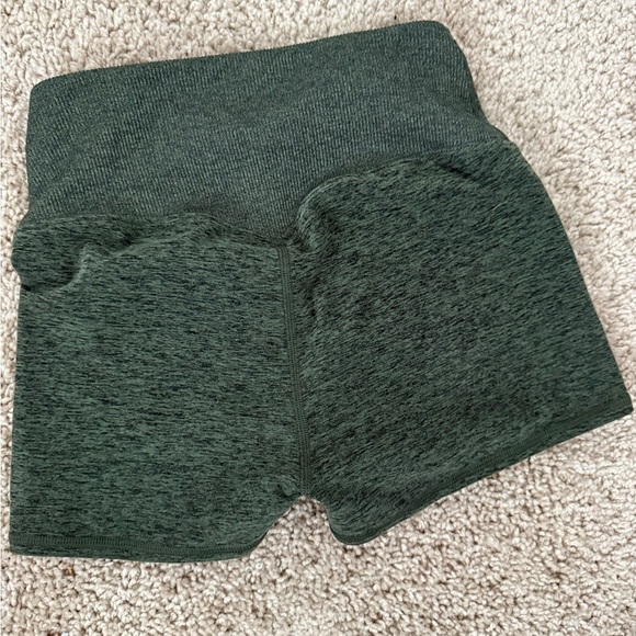 ALO Yoga Women's softsculpt green heather Shorts - Picture 2 of 3